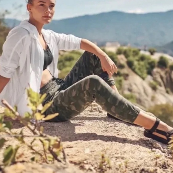 * | Athleta | Camo Farallon Jogger Drawstring Pants. Size 4. - Picture 2 of 14